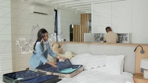 Vertical video: Packing couple in denim and beige arranging suitcases on bed, Vídeo Stock 333301285