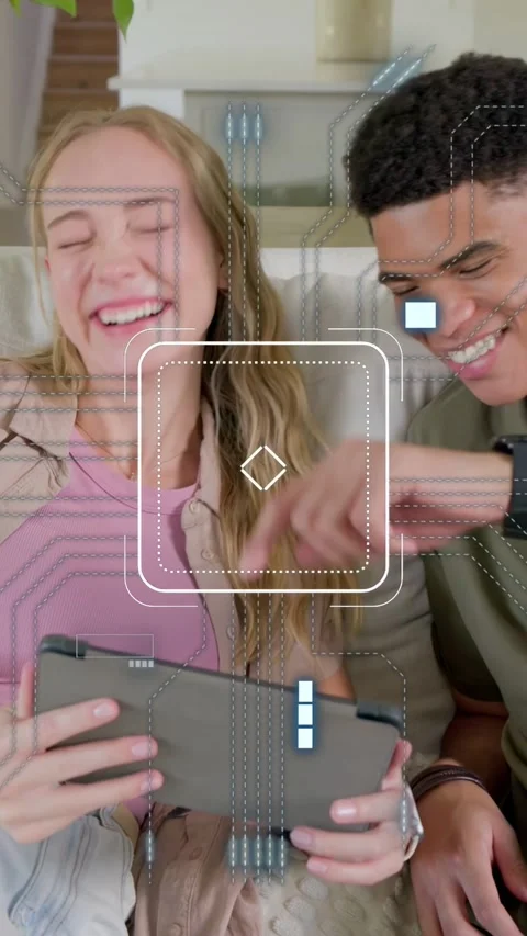 Vertical video: Pair sharing tablet for fun HUD overlay appearing over faces Vídeo Stock 334046716