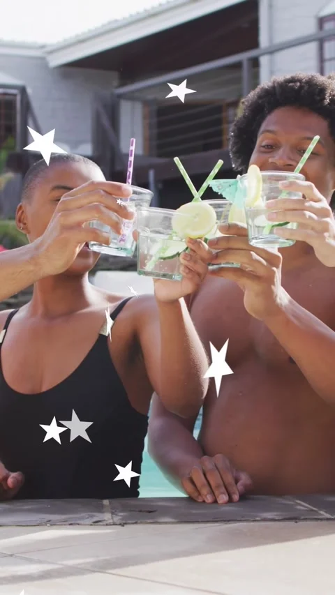 Vertical video: Pair smiling raising drinks at bar stars popping over cups Vídeo Stock 333212570