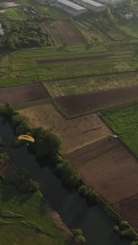 Vertical Video of Parachute Over The River  動画素材 246890478