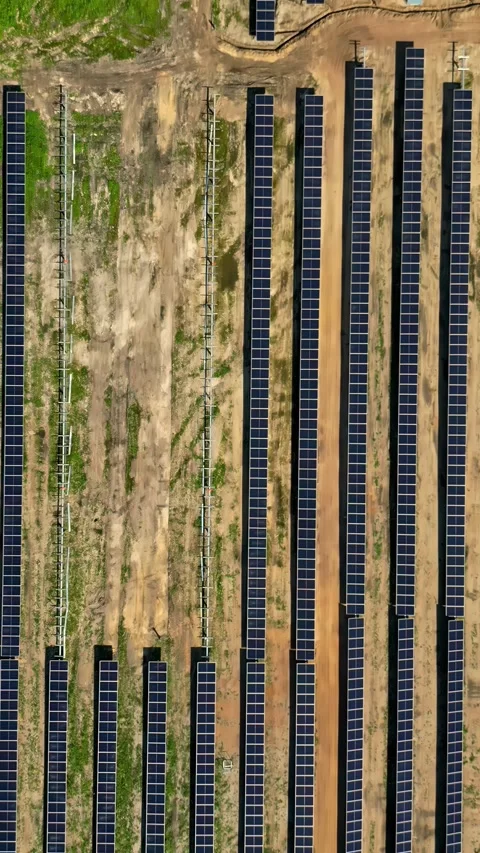 Vertical video of partially constructed solar farm featuring panel arrays Vídeo Stock 310210117