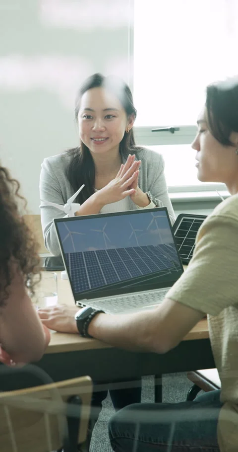 Vertical video: Peer comment sparking Chinese woman presenting clean energy on Stock Footage 313168756