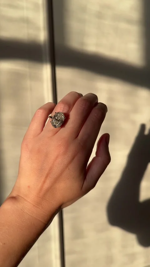Vertical video of platinum engagement ring on hand with sunlight sparkle 스톡 동영상 316609236