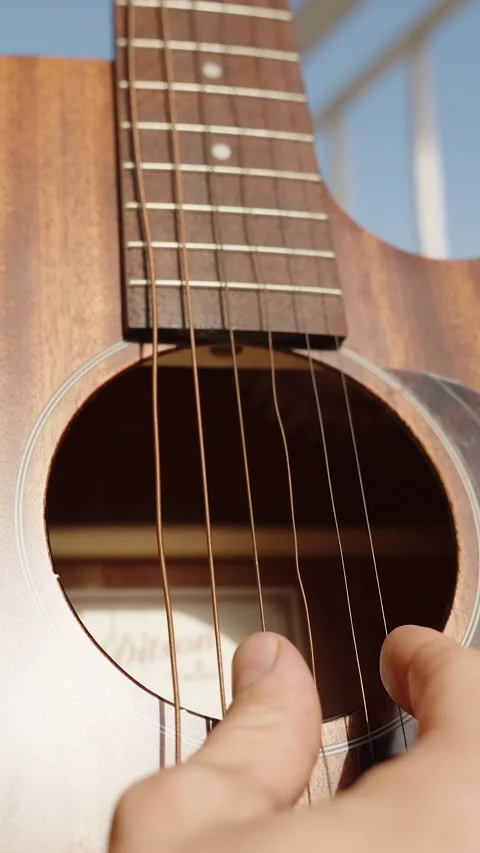 Vertical video. Playing the Guitar in the Sun under the Open Sky, Unusual String Stockbeeldmateriaal 262008611