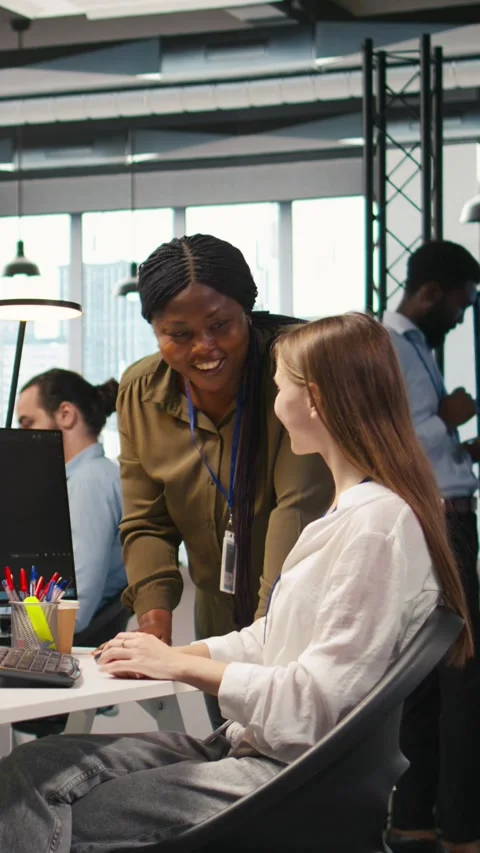 Vertical video Pleased supervisor praises junior dev work, fostering positive Stock Footage 312769574