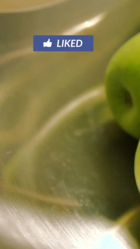 Vertical video: Pointer clicking over green apples in sink causing badges Stock Footage 332334898