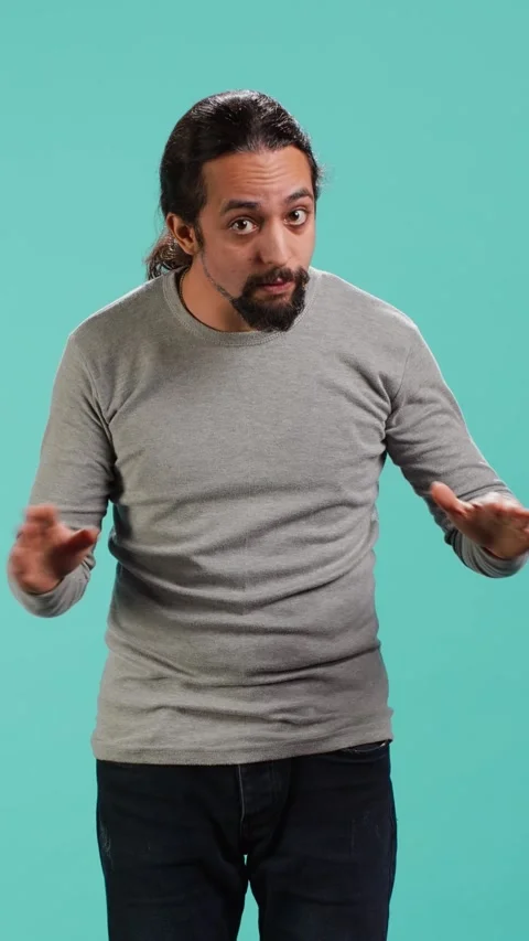 Vertical video Portrait of assertive man asking for timeout, doing hand gestures 스톡 동영상 314515303