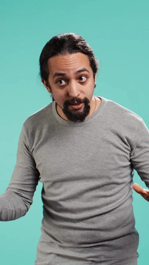 Vertical video Portrait of assertive man asking for timeout, doing hand gestures 스톡 동영상 314517069