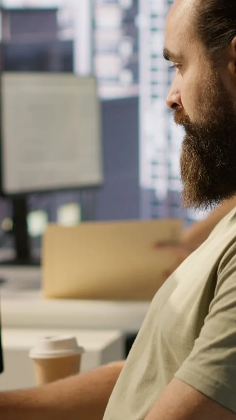 Vertical video Portrait of smiling machine learning infrastructure engineer 스톡 동영상 319471919