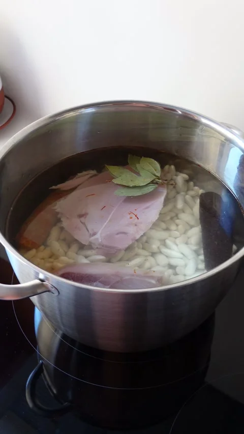 Vertical video of pot on a hob ready to cook white beans Stock Footage 292405131
