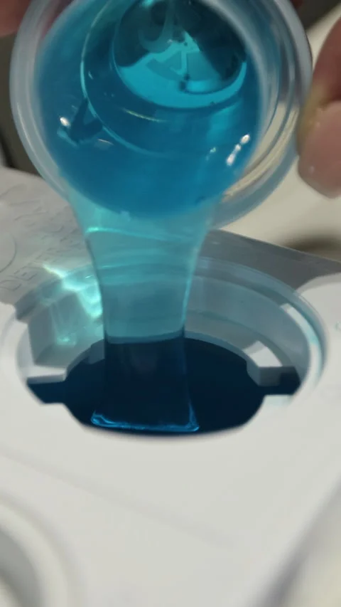 Vertical video. Pours necessary amount of liquid laundry detergent into 스톡 동영상 347579201
