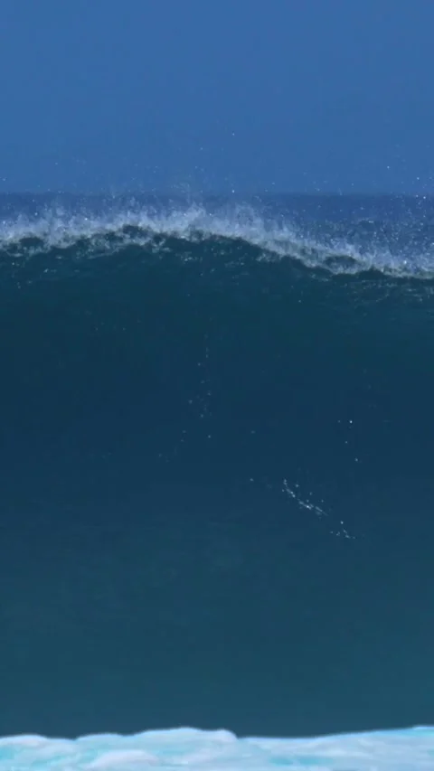 Vertical video of powerful ocean wave Stock Footage 315775511