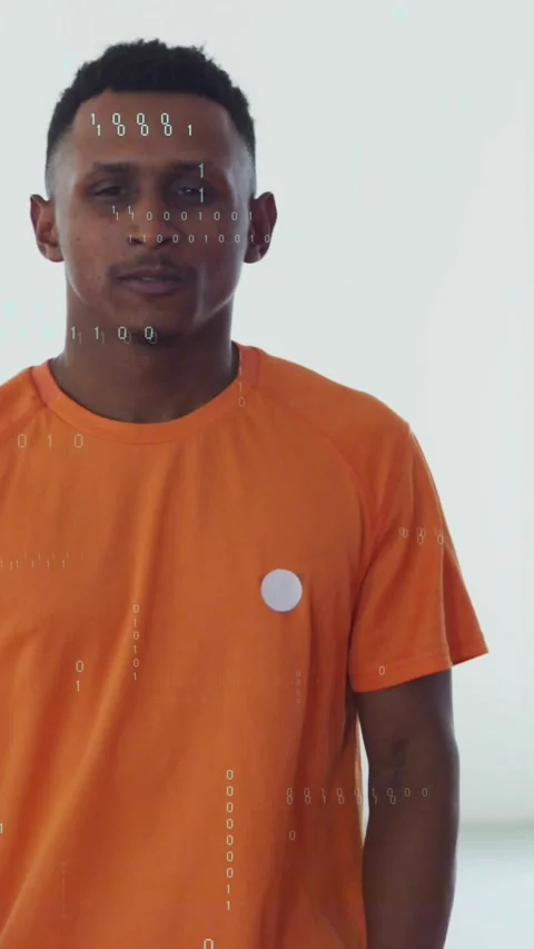 Vertical video: Presenter reacting to binary overlay on face, speaking crossing 動画素材 331790020