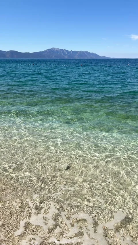 Vertical video of pristine turquoise sea water ripples Stockbeeldmateriaal 348085213