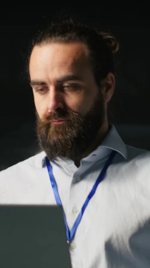 Vertical video Programmer on data center platform using laptop Video stock 310771374