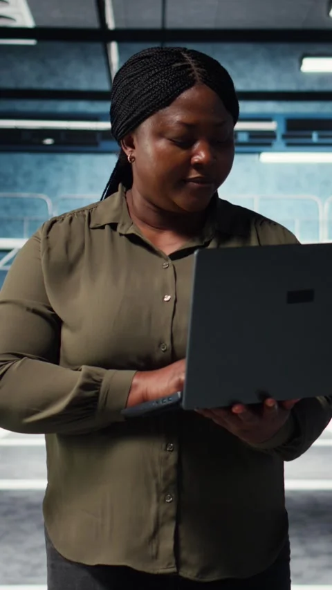 Vertical video Programmer in data center using tablet to increase workload Stock-Footage 316860152