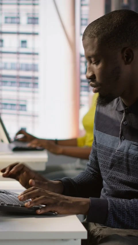 Vertical video Programmer doing software debugging, asking for help from smiling 스톡 동영상 319471018