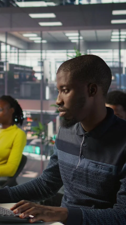 Vertical video Programmer doing software debugging, asking for help from smiling 스톡 동영상 319484851