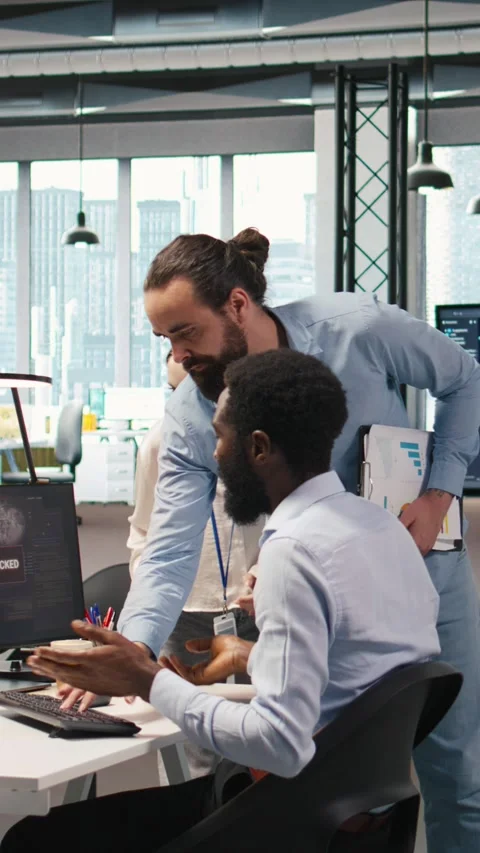 Vertical video Programmer in office requesting help from coworkers to fix 스톡 동영상 312769458