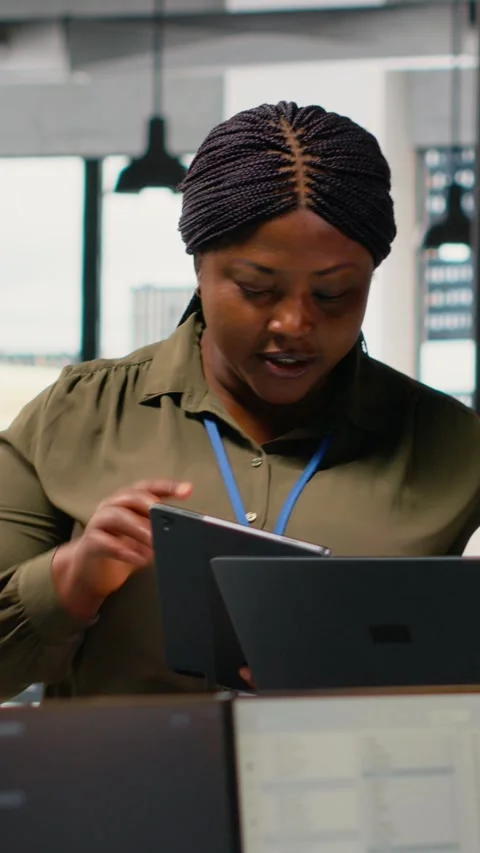 Vertical video Programmers in office automating workflows using artificial Video stock 323330614
