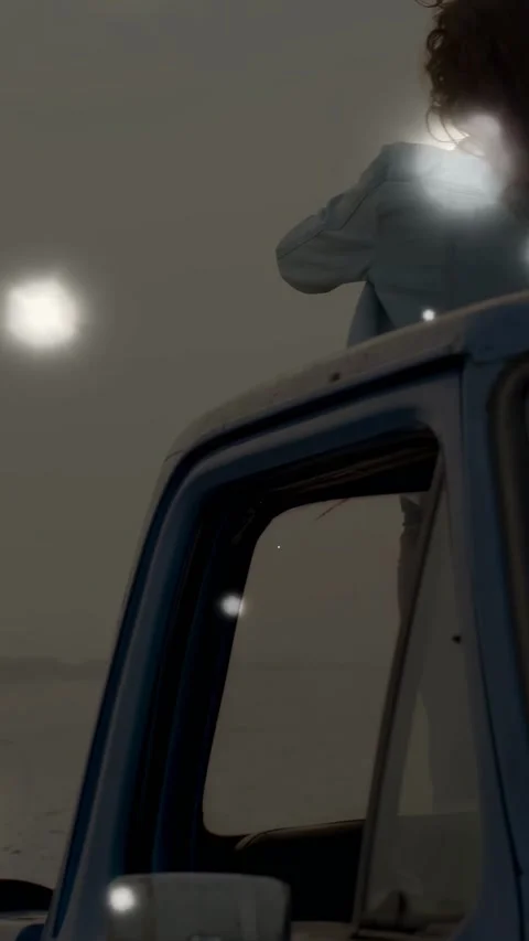 Vertical video: Pullback showing man and woman on truck forming heart, bokeh Stock-Footage 333541938