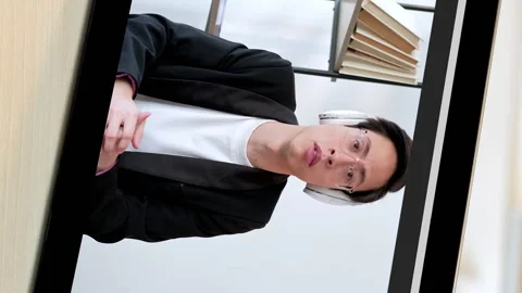 Vertical video report conference man tablet screen Stock Footage 255114544