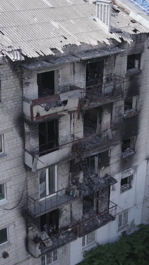 Vertical video of a residential building destroyed by the war in Ukraine Vídeos de archivo 200409094