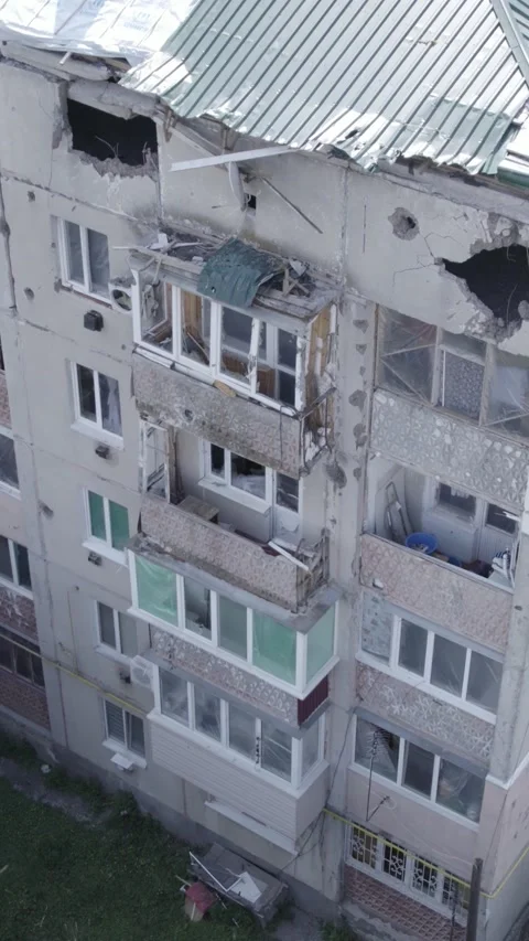 Vertical video of a residential building destroyed by the war in Ukraine Vídeos de archivo 200411688