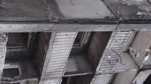 Vertical video of a residential building destroyed during the war in Ukraine Vídeos de archivo 201015048