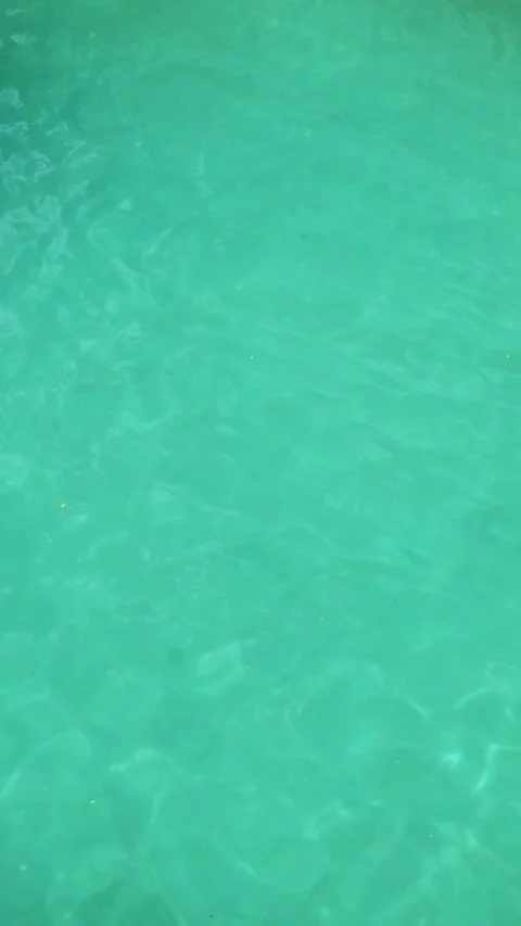 Vertical video of ripples on the surface of a turquoise lake Video stock 321321074