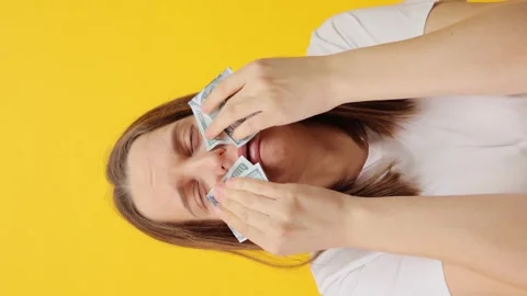 Vertical video. Sad despair poor Caucasian woman wearing casual white T-shirt Vidéo 293243385