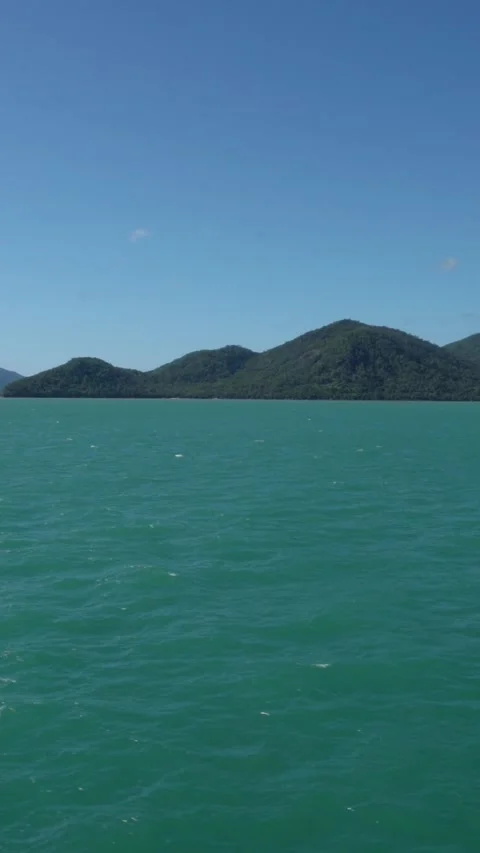 Vertical video of Sailing on turquoise water past tropical islands in the great Vídeos de archivo 330879161