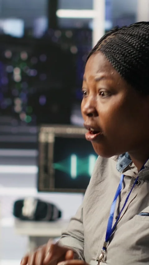 Vertical video Scared server room technician responding to hacking attack Stock Footage 309486615