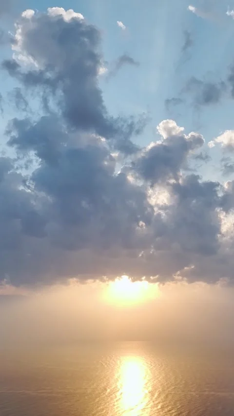 Vertical Video: Scenic Ocean Sky With Clouds and Sun Rays Creating a Magical 库存影片 342585273