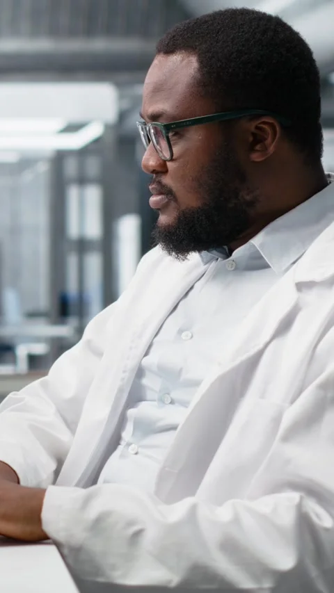 Vertical video Scientist using computer for DNA analysis driving treatment Stock Footage 319505731