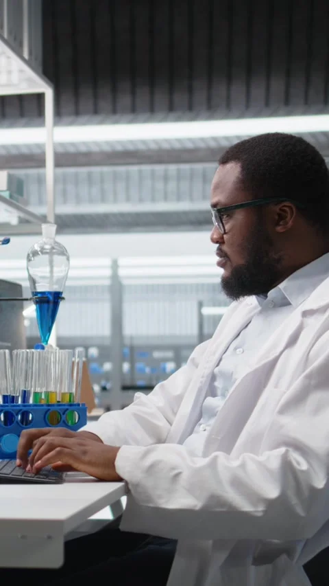 Vertical video Scientist using computer for DNA analysis driving treatment Stock Footage 319718665