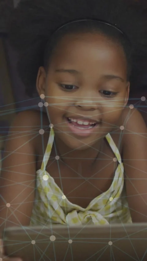 Vertical video: On-screen nodes animating, school-age child leaning, smiling, Stockbeeldmateriaal 334319012