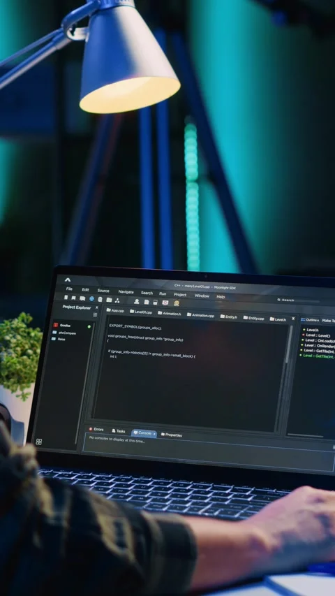 Vertical video Self employed IT specialist working on fixing database errors 動画素材 263316022