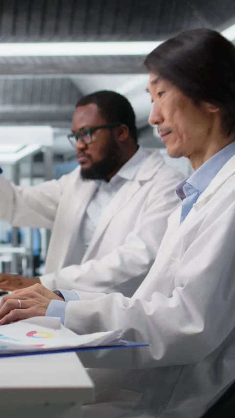 Vertical video Senior lab engineer using computer application for DNA data Stock Footage 319505126