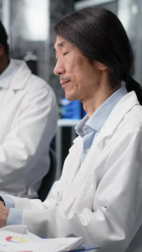 Vertical video Senior lab engineer using computer application for DNA data Stock Footage 319505152
