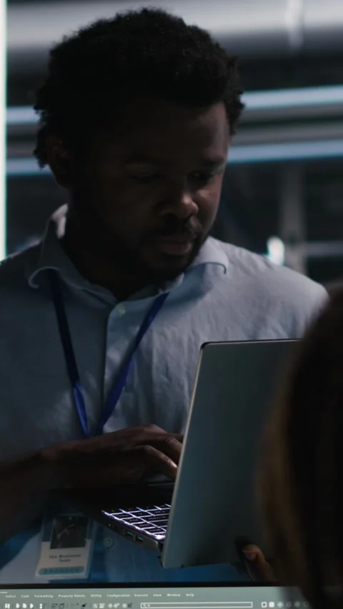 Vertical video Server farm manager supervising engineer using node tree systems 스톡 동영상 308755999