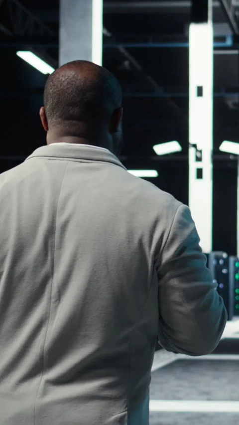 Vertical video Server room software developer troubleshooting errors using Stockbeeldmateriaal 311416792