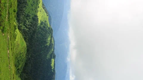 Vertical video. The shadows of the clouds in the mountains. Zoom. Time Lapse. Stockbeeldmateriaal 85882284