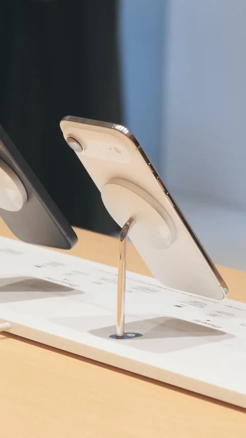 Vertical video: Shoppers compare iPhone 17 Pro lineup in Apple Store inside Stock Footage 322515184