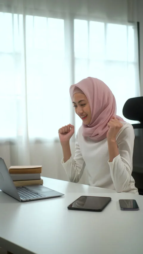 Vertical video shot of young cheerful muslim business woman in hijab working. Stock Footage 285523089