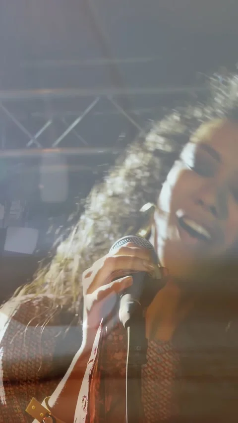 Vertical video: Singer raising mic and singing at music set, hitting high notes 스톡 동영상 334547565