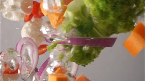 Vertical video, Sliced vegetables boiled in boiling water, slow motion, side Stockbeeldmateriaal 124306767