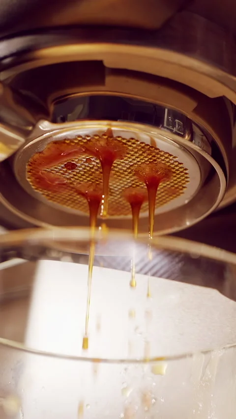 Vertical video. Slow Motion Extreme Close Up Of Espresso Pour Exploding From Bot 動画素材 326629957