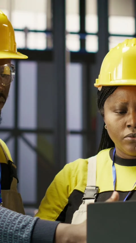 Vertical video Smart factory engineering team using laptop to calibrate high Video stock 307069574