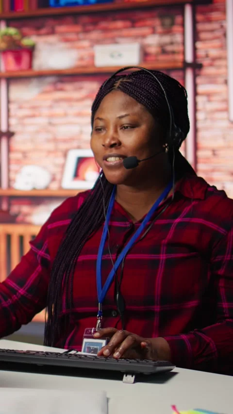 Vertical video Smiling call center agent handling customer concerns using AI Vidéo 306053845